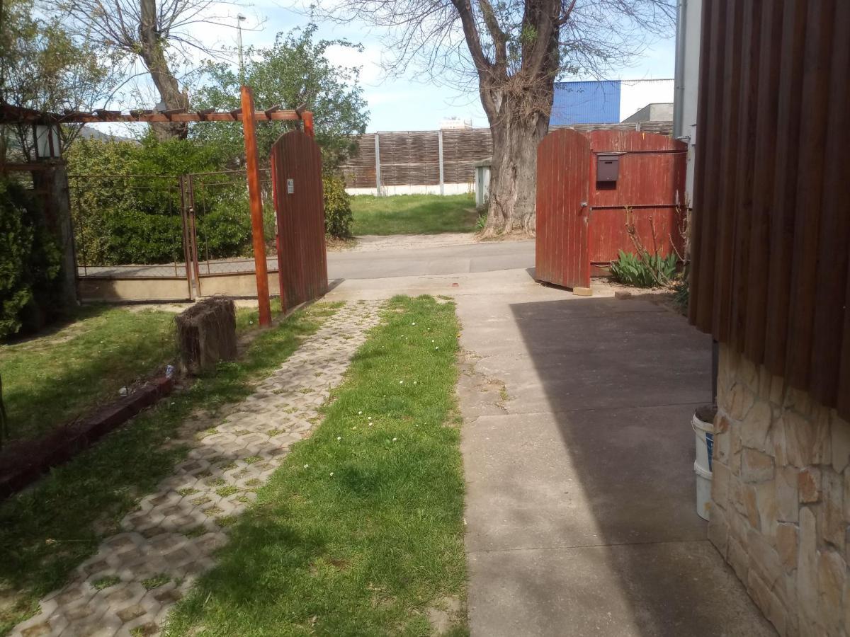 Budai Vam Apartmanhaz Peçuy Dış mekan fotoğraf